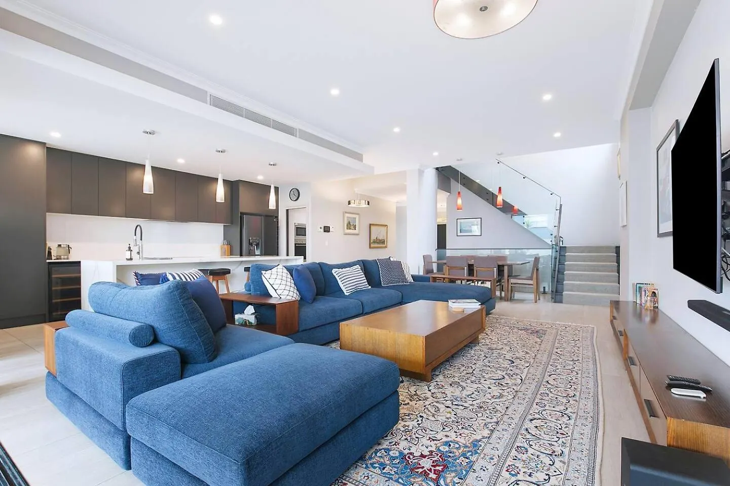 The Stuart Tri Level Luxury With Poolside Dining Daire Brisbane